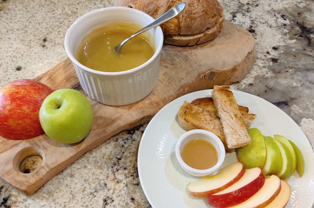 Caramel dip with toast and apples